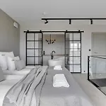 Dwie Motlawy Riverside & Parking By Downtown 4*